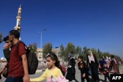 Warga Palestina melarikan diri dari Kota Gaza menuju wilayah selatan, 7 November 2023, di tengah pertempuran yang sedang berlangsung antara Israel dan kelompok Islam Palestina Hamas. (MAHMUD HAMS/AFP)