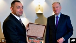 ARHIVA - Aleksandar Vulin, budući potpredsednik Vlade Srbije u društvu Nikolaja Patruševa - sekretara Saveta bezbednosti Rusije (Serbian Interior Ministry Press Service via AP)