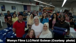 Radnici u fabrici zastava Ider Fleg - junaci dokumentarnog filma "The Flagmakers".