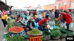 Warga berbelanja di pasar di Vientiane, Laos (foto: ilustrasi). 