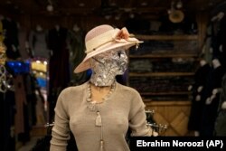 Wajah dan kepala manekin ditutupi di toko pakaian perempuan di Kabul, Afghanistan, Senin, 26 Desember 2022. (Foto: AP/Ebrahim Noroozi)