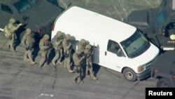 加州警方2023年1月22日包围了据信与前晚蒙特利公园市枪击事件有关的一辆白色面包车。(路透社转发。)