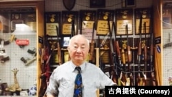 古角在乔维诺枪店（John Jovino Gun Shop）里。（古角提供）