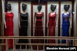 Seluruh wajah dan kepala manekin ditutupi di toko pakaian perempuan di Kabul, Afghanistan, Senin, 26 Desember 2022. (Foto: AP/Ebrahim Noroozi)
