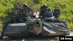 资料照片：美国军人驾驶M1艾布拉姆斯坦克在德国的霍恩费尔斯训练区参加演练。(2022年6月2日)