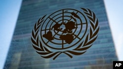 រូបឯកសារ៖ ស្លាកសញ្ញា​របស់​អង្គការ​សហប្រជាជាតិ​ត្រូវបាន​ដាក់តាំង​នៅខាងក្រៅ​​​អគារ​លេខាធិការដ្ឋាន​ក្នុង​អំឡុងពេល​កិច្ចប្រជុំបន្ទាន់​នៃ​មហាសន្និបាត​អង្គការ​សហប្រជាជាតិ​កាលពី​ថ្ងៃទី២៨ ខែកុម្ភៈ ឆ្នាំ២០២២ នៅ​ទីស្នាក់ការ​អង្គការ​សហប្រជាជាតិ​ក្នុង​ទីក្រុង​ញូវយ៉ក។