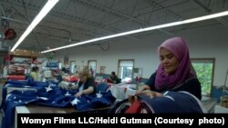 Evelia, Vasilika, Rahila i Hazare šiju i savijaju zastave u fabrici Ider Flag.