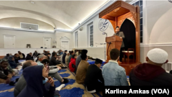 Adi Hidayat menjadi imam salat Subuh dan berceramah di masjid komunitas Muslim Indonesia di kawasan Washington DC, Imaam Center. (Foto: VOA/Karlina Amkas)