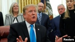 特朗普总统在白宫椭圆形办公室讲话。(2019年2月19日)