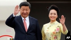 2015年11月5日中国国家主席习近平携夫人抵达越南首都河内访问。