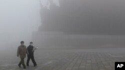 Građani Pjongjanja posećuju brdo Mansu kako bi odali počast bronzanoj statui severnokorejskim bivšim liderima Kimu II Sungu i Jim Jongu II, u Severnoj Koreji, 12. februara 2021. (AP foto/Ča Song Ho)