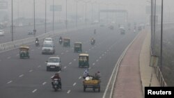 Berbagai kendaraan terlihat di jalan raya pada pagi yang berkabut di New Delhi, India (foto: dok). India meresmikan tahap pertama jalan tol sepanjang 1.386 km, yang menghubungkan kota New Delhi dan Mumbai. 