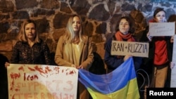 在俄罗斯进行了一次无人机空袭后，活动人士在伊朗驻基辅大使馆外抗议。当地官员认为，俄军使用了伊朗制造的无人机。(2022年10月17日)