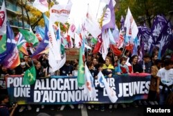 Demonstranti tokom protesta Nove ekološke i socijalne narodne unije (NUPES), koalicije levih i zelenih partija, protiv rastuće inflacije i onoga što zovu manjka vladine akcije spram klimatskih promena, u Parizu, 16. oktobra 2022.