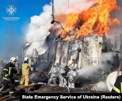 乌克兰消防队员正在扑灭俄军导弹袭击乌克兰日托米尔供电系统引发的大火。（2022年10月18日）