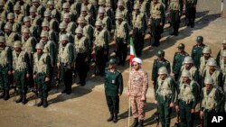 ARHIVA - Na ovoj fotografiji koju su objavile Kopnene trupe Revolucionarne garde 17. oktobra 2022, vide se vojnici u stavu mirno tokom manevara u severozapadnom Iranu