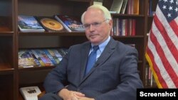 Ambasador SAD Kristofer Hil tokom intervjua za Glas Amerike, 14. oktobar 2022.