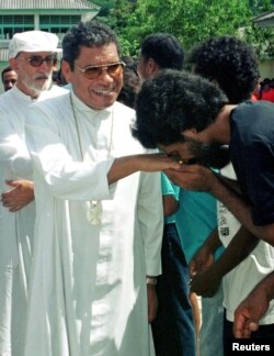 Mantan pemimpin milisi pro-Indonesia Joni Marques (kanan) mencium tangan pemimpin agama Timor Timur dan pemenang hadiah Nobel Uskup Carlos Ximenes Belo selama kunjungannya ke penjara Dili 24 Desember 2001.(REUTERS/Lirio Da Fonseca DW/RCS)