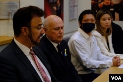 英国工党国会议员阿夫扎尔．汗(Afzal Khan，图左)，保守党国会议员施志安(Iain Duncan Smith，又译伊恩·邓肯·史密斯，图中)，在曼彻斯特被打伤的示威者Bob Chan(图右二)与翻译出席记者会 (美国之音/郑乐捷）