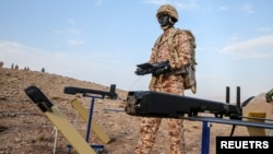 Sejumlah drone terlihat saat latihan militer pasukan darat Korps Garda Revolusi Islam (IRGC) di daerah Aras, Provinsi Azerbaijan Timur, Iran, 19 Oktober 2022. (Foto: via Reuters)