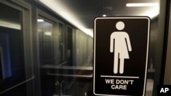 ARHIVA - Natpis u toaletu u Severnoj Karolini (Foto: AP/Gerry Broome)