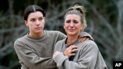 Ejva van Vlek i Morgan Rajt, studentkinje Univerziteta Mičigen Stejt, teše jedna drugu posle pucnjave na kampusu, 14. februara 2023. 