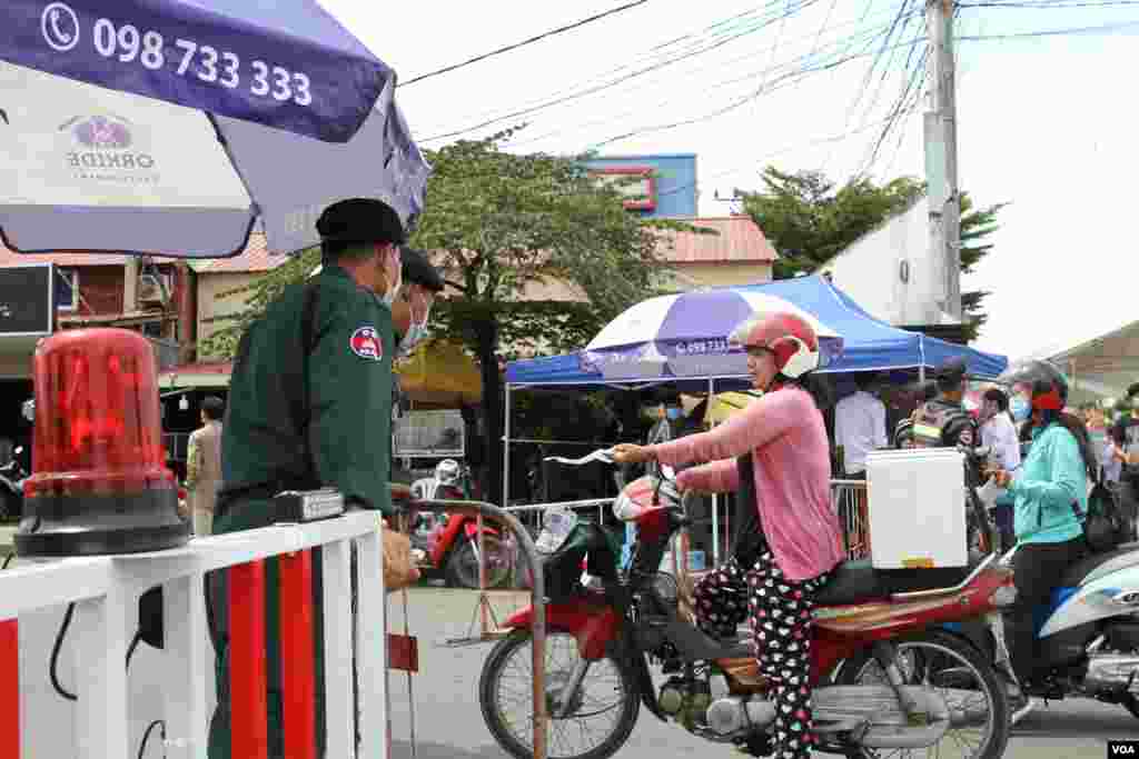 អាជ្ញាធរកំពុងរឹតបន្តឹងការធ្វើដំណើរក្នុងរាជធានីភ្នំពេញ ក្នុងអំឡុងពេលបិទខ្ទប់ក្នុងរាជធានីភ្នំពេញ ដើម្បីទប់ស្កាត់ការឆ្លងរាលដាលនៃជំងឺកូវីដ១៩ នៅថ្ងៃទី១៥ ខែមេសា ឆ្នាំ២០២១។ (កាន់ វិច្ឆិកា/វីអូអេ)