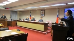 台湾立法院内政委员会10月20号质询的情形(美国之音张永泰拍摄)
