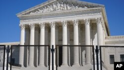 Bezbednosna ograda oko zgrade Vrhovnog suda na Kapitol hilu u Vašingtonu, 21. marta 2021. (Foto: AP /Patrick Semansky)