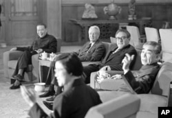 1973年11月11日，中国总理周恩来和美国国务卿基辛格（中）、美国驻华联络处主任戴维•布鲁斯（中间沙发上左起第一人）在正式会谈前交谈