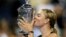 Maria Sharapova, de 32 años, anunció su retiro definitivo del tenis, un deporte en el que conquistó los más importantes torneos del mundo.