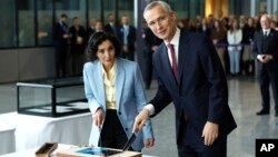 Generalni sekretar NATO-a Jens Stoltenberg i belgijska šefica diplomatije Hađa Lahbib sjeku tortu tokom ceremonije obilježavanja 75. godišnjice aliijanse u Briselu (Foto: AP/Geert Vanden Wijngaert)