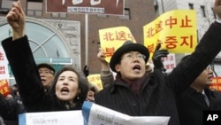 议员朴宣映(左)和牧师彼得•张参加在中国驻首尔使馆附近的集会，呼吁北京不要遣 返朝鲜难民。