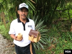 Sekjen Perhimpunan Pelaku Usaha Bambu Indonesia, Dudi Darma Bakti menunjukkan gelas bambu dan tas bambu sebagai salah satu produk ekonomi kreatif. (VOA/Rio T.)