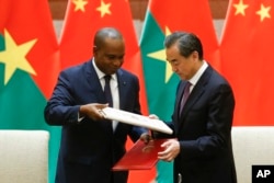 中国外长王毅和布基纳法索外长巴里在北京参加签字仪式，恢复两国外交关系(2018年5月26日)