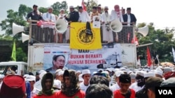 Orasi para ulama dalam demonstrasi ribuan massa ummat Islam menuntut polisi segera memeriksa dan menangkap Sukmawati karena telah menodai agama Islam lewat puisi karangannya. (Foto: VOA/Fathiyah).