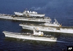 个头不同：(从前至后)西班牙阿斯图里亚斯亲王号航母、美国黄蜂级两栖攻击舰、美国福莱斯特级航母(现已退役)、英国无敌级轻型航母