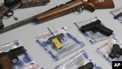 Koleksi senjata ilegal dipajang saat acara pembelian kembali senjata, Sabtu 22 Mei 2021 di wilayah Brooklyn, New York. (Foto: AP)