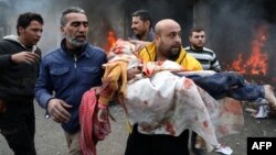 UZNEMIRUJUĆA FOTOGRAFIJA: Civili nose mladu žrtvu na mestu eksplozije u Azazu, u pobunjeničkom severnom delu provincije Alepo, 31. januara 2021. (Foto: AFP/Nayef Al-Aboud)