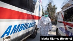 Medicinski radnik u zaštitnoj opremi ispred Infektivne klinike u Beogradu