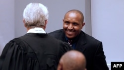 Bosco Ntaganda (D), motomboki ya kala na Congo décocratique, liboso ya avocat na ye Stéphane Bourgon, na bosambisami na ye na Cour pénale internationale (CPI), La Haye, le 28 août 2018.
