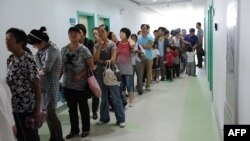 Orangtua di China mengantre agar anak mereka mendapatkan vaksin campak dalam kampanye nasional melawan penyakit itu di Hefei, provinsi Anhui. (Foto: Dok)