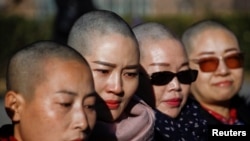 中国四名维权律师的妻子削发抗议当局迫害(路透社)