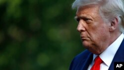 ​ប្រធានាធិបតី​សហរដ្ឋ​អាមេរិក ដូណាល់ ត្រាំ ធ្វើដំណើរ​នៅ​សេត​វិមាន ក្នុង​រដ្ឋ​ធានី​វ៉ាស៊ីនតោន កាល​ពី​ថ្ងៃ​ទី ១៥ កក្កដា ២០២០។