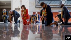 Ketua DPR AS Nancy Pelosi dan anggota Kongres AS dari partai Demokrat berlutut di Gedung Capitol untuk mengenang warga yang menjadi korban kebrutalan polisi, di Washington DC Senin (8/6). 
