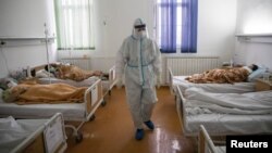 Arhiva - Zdravstveni radnik među obolelima od koronavirusa, u Zemunskoj bolnici, 26. novembra 2020. (Foto: Rojters, Marko Đurica)