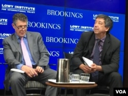 前欧亚集团董事长戈登（左）与波波.罗在研讨会上。（美国之音莉雅拍摄）