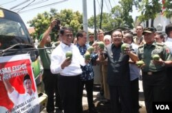 Menteri Pertanian Andi Amran Sulaiman dan Gubernur Jawa Timur Soekarwo melepas truk pengangkut komoditas pertanian dan hortikultura Jawa Timur ke sejumlah negara di Asia (foto: Petrus Riski/VOA).