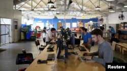 资料照片: 设计师在旧金山硅谷电脑站工作 (2014年4月24日)