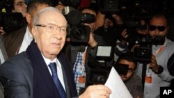 Dan takarar shugaban kasa Baji Caid Essebsi yana jefa tashi kuri'ar